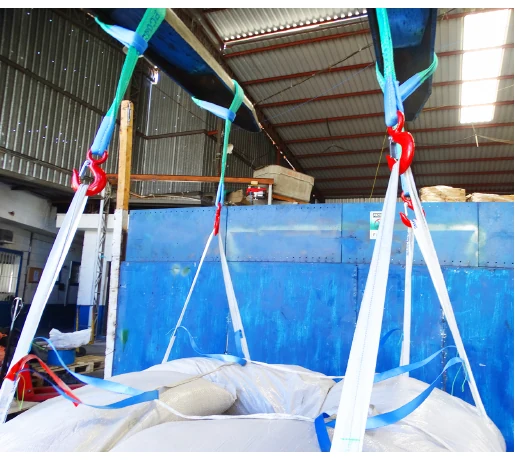 Detalhe das alças da Marine Sling conectadas ao equipamento de elevação